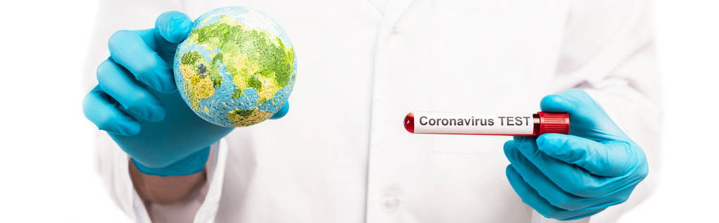 Panoramaaufnahme eines Wissenschaftlers, der Globus und Probe mit Coronavirus-Test-Schriftzug auf weißem Hintergrund hält  - Foto, Bild