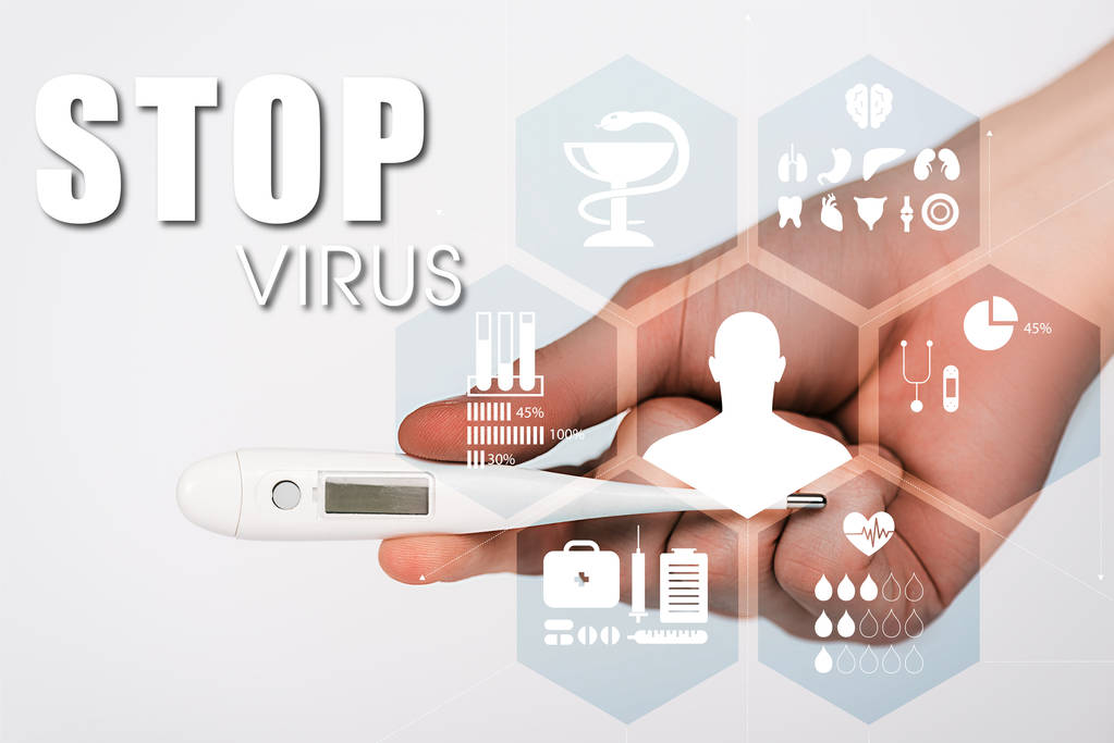 обрізаний вид жінки, що тримає цифровий термометр біля стоп-вірусу, що випускається на білому
  - Фото, зображення