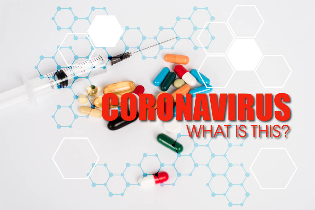 barevné pilulky v blízkosti injekční stříkačky a koronaviru, co je to za nápis na bílém  - Fotografie, Obrázek
