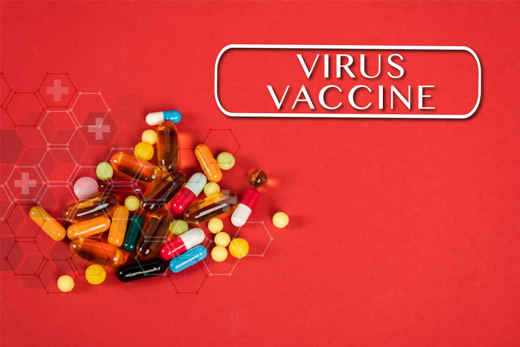 πολύχρωμα χάπια κοντά παγκόσμια ηπατίτιδα ημέρα γράμματα στο κόκκινο  - Φωτογραφία, εικόνα