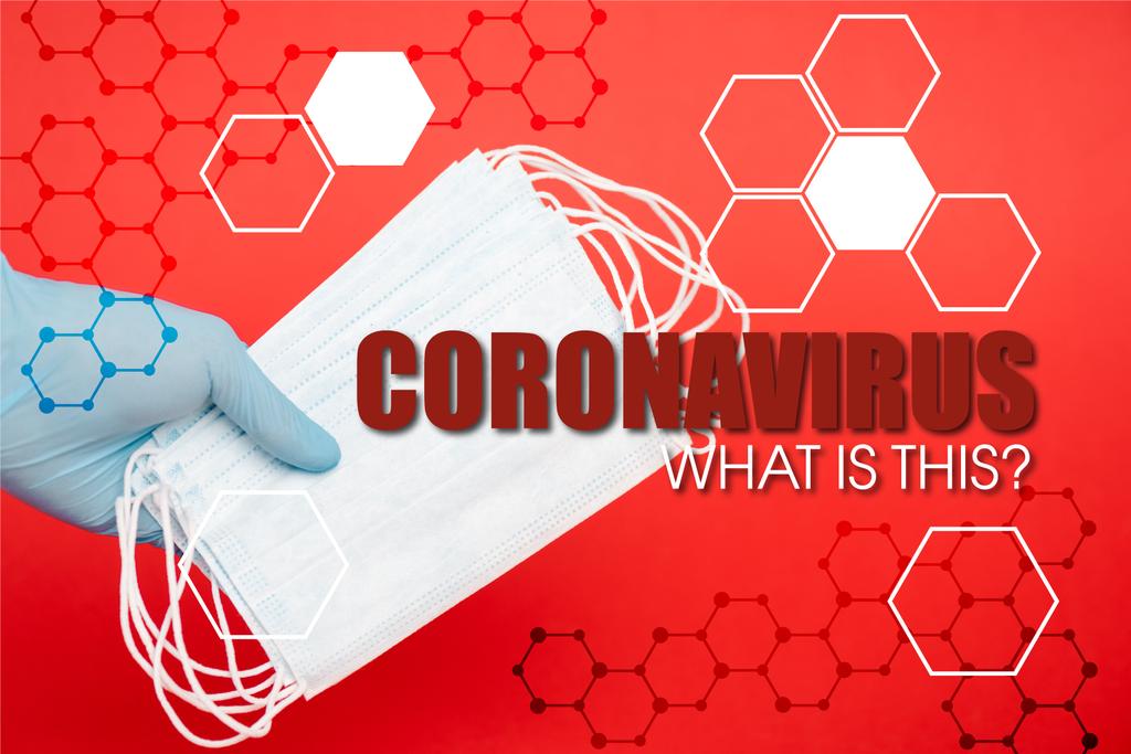 abgeschnittene Ansicht eines Wissenschaftlers, der medizinische Masken in der Nähe von Coronavirus hält, was ist dieser Schriftzug auf Rot  - Foto, Bild
