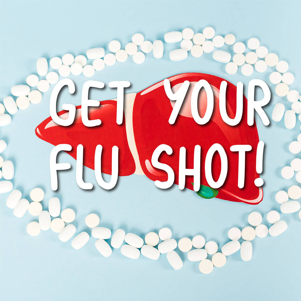 Draufsicht auf Pillen in der Nähe der Leber und Grippeschutz Schriftzug auf blau  - Foto, Bild