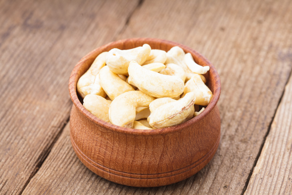 cashewpähkinät puinen kulho
 - Valokuva, kuva