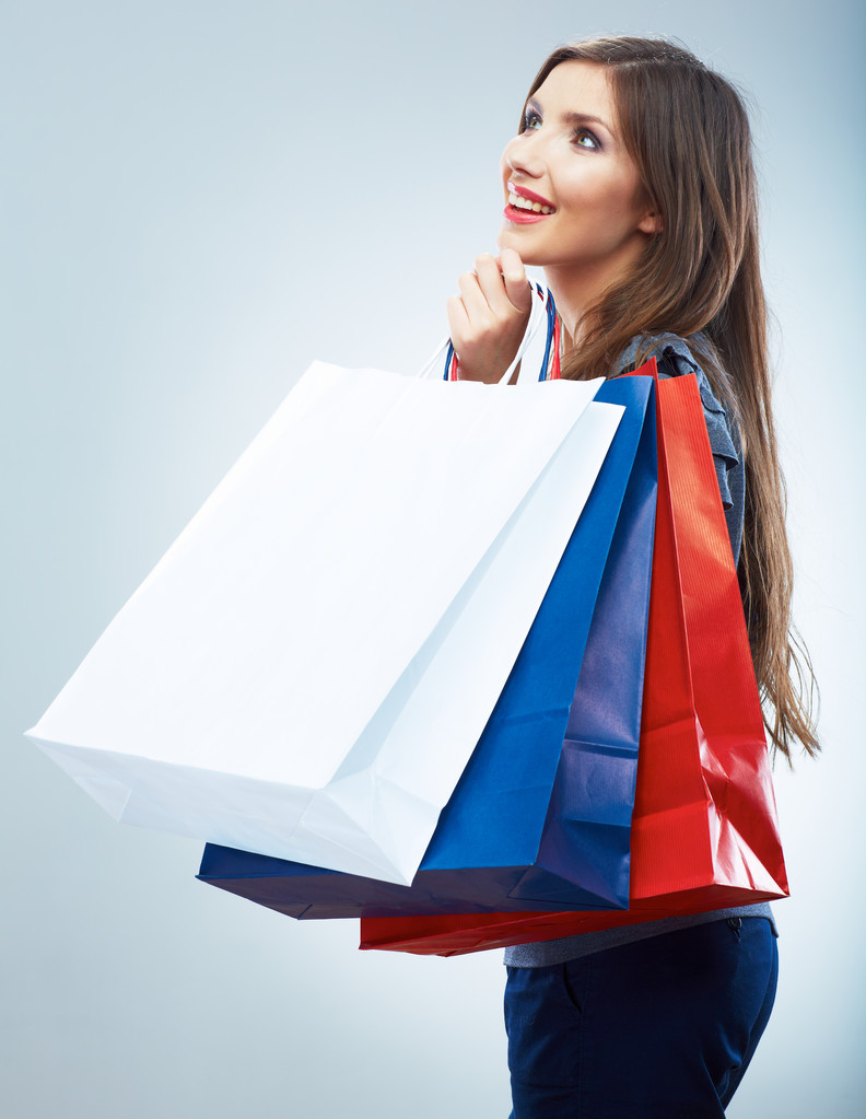 Lächelnde Frau hält Einkaufstüten - Foto, Bild