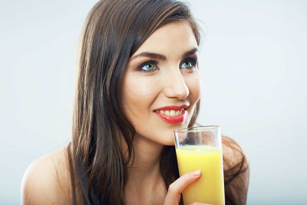 Γυναικείο ποτήρι με χυμό πορτοκάλι - Φωτογραφία, εικόνα