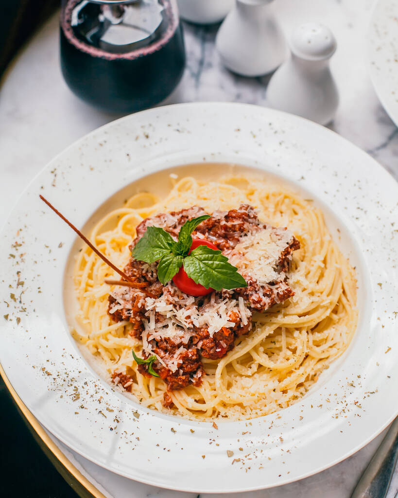 спагетти с мясным соусом и тертым пармезан
 - Фото, изображение