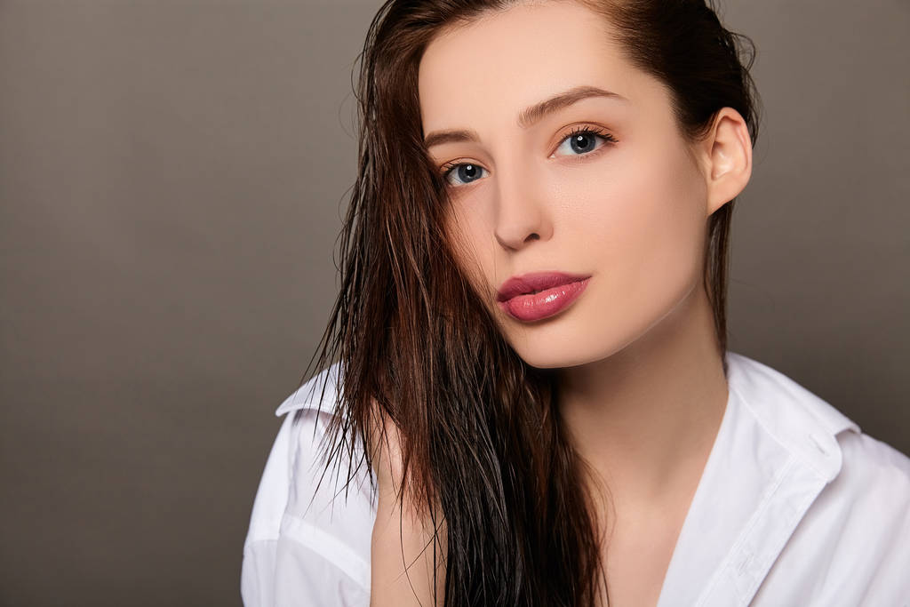 Крупный план молодой белой женщины с мокрыми волосами
. - Фото, изображение