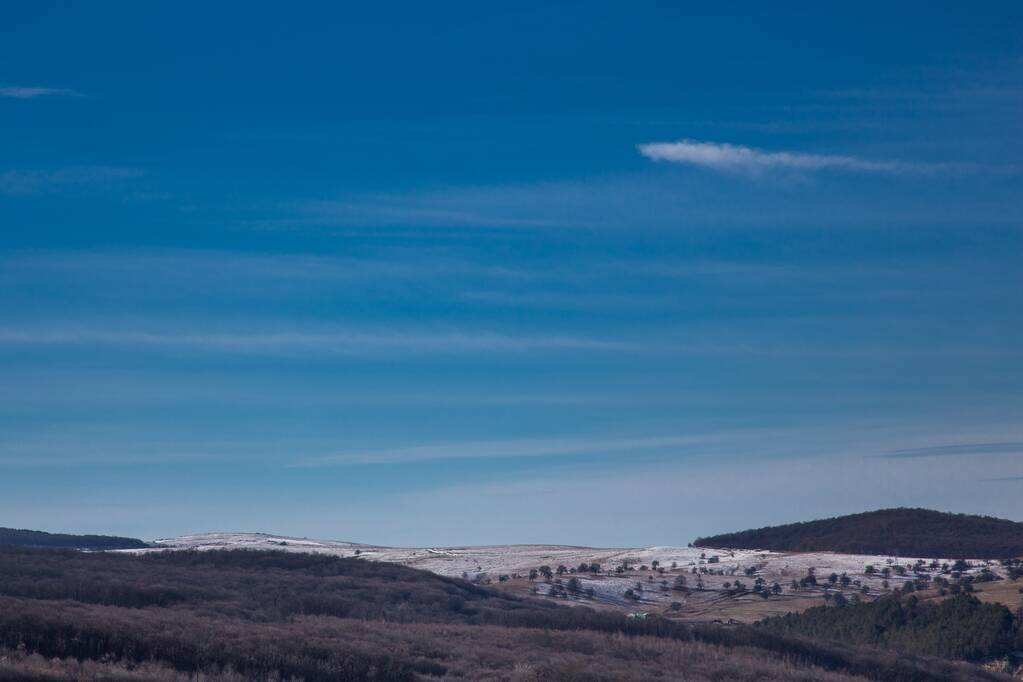 Die Landschaft Blick auf die Felder im Gras unter dem blauen Himmel bedeckt - Foto, Bild