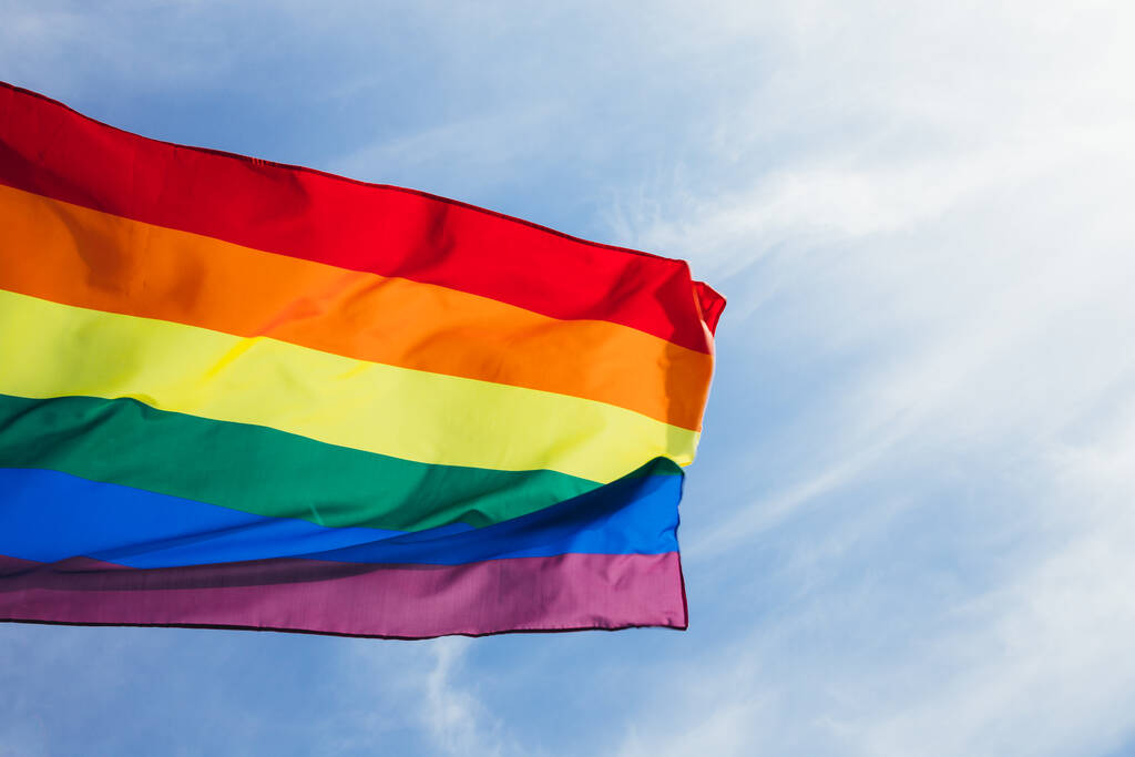 ЛГБТ-флаг развевается на ветру
 - Фото, изображение