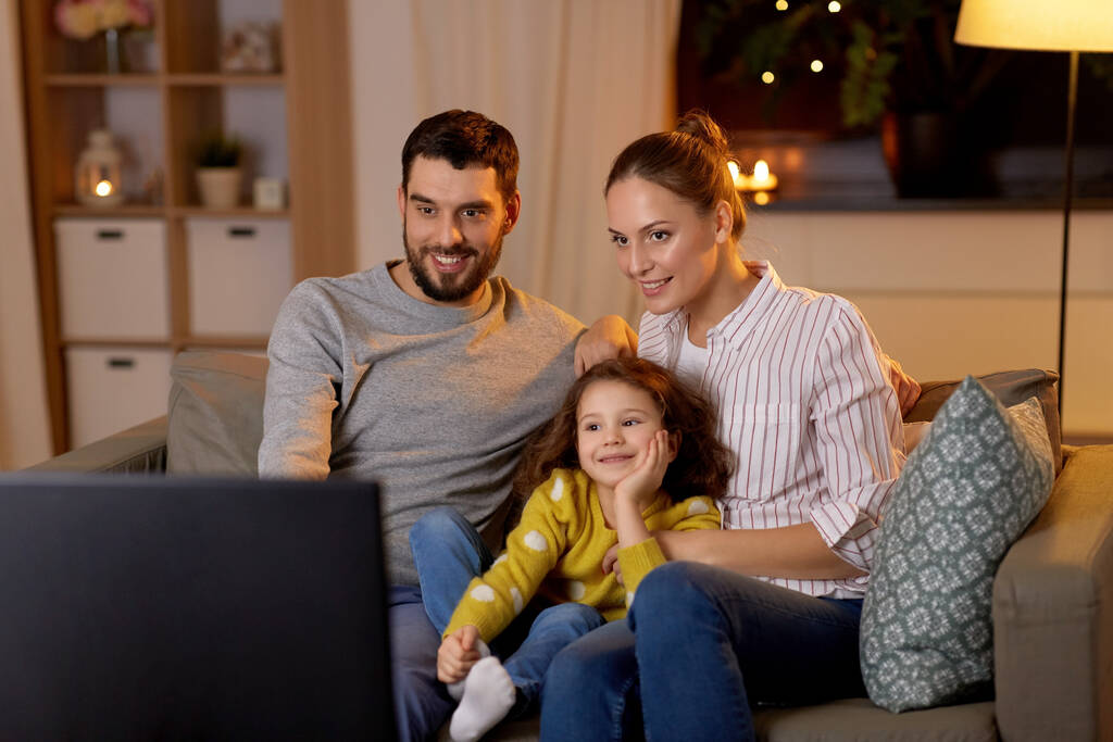 ευτυχισμένη οικογένεια βλέποντας τηλεόραση στο σπίτι τη νύχτα - Φωτογραφία, εικόνα