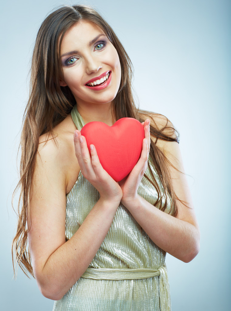 gyönyörű nő holding Valentin szív - Fotó, kép