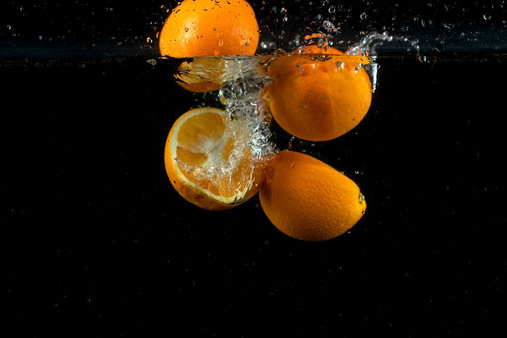 frais deux citrons dans l'eau
 - Photo, image