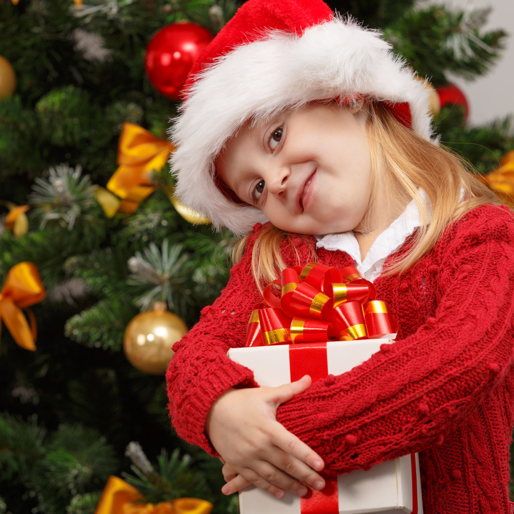klein meisje met geschenkdoos - Foto, afbeelding