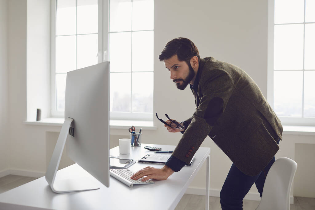 Бизнесмен работает за компьютером за столом на рабочем месте в офисе
 - Фото, изображение