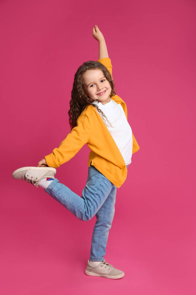 Портрет милої маленької дівчинки на рожевому фоні
 - Фото, зображення
