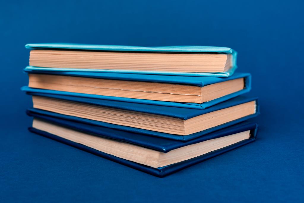 jasne i kolorowe książki na niebieskim tle  - Zdjęcie, obraz