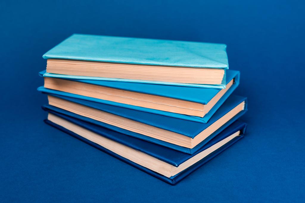 helle Bücher mit Kopierraum auf blauem Hintergrund - Foto, Bild