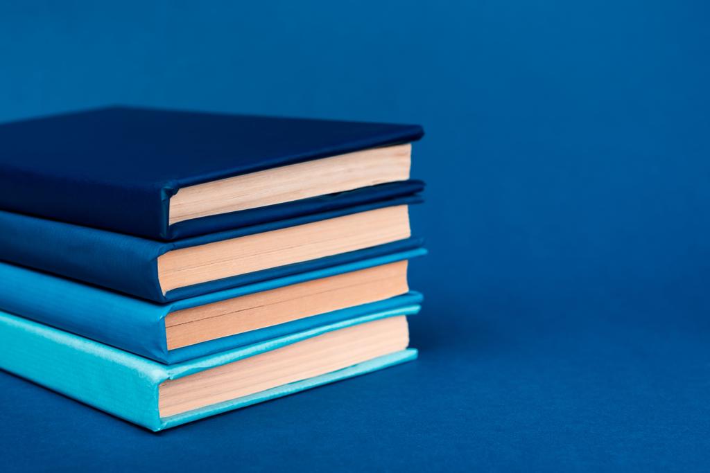 φωτεινά βιβλία σε μπλε φόντο με αντίγραφο χώρου  - Φωτογραφία, εικόνα