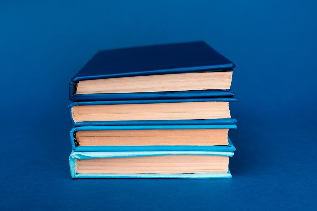 libri luminosi e colorati su sfondo blu
  - Foto, immagini