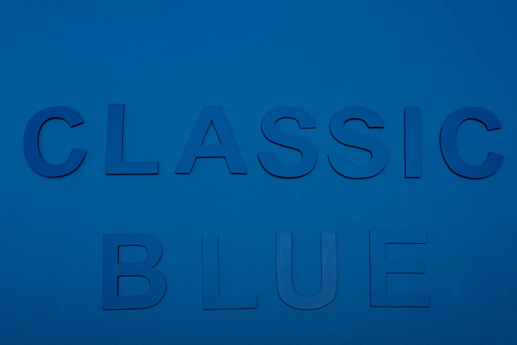 widok z góry klasyczny niebieski liternictwo izolowane na niebiesko - Zdjęcie, obraz
