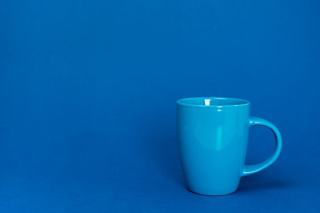 Tasse Kaffee auf blauem Hintergrund mit Kopierraum  - Foto, Bild