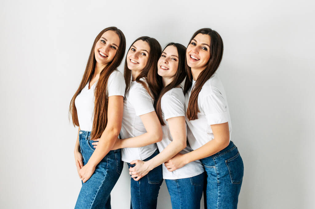 Portrait de quatre filles avec des émotions différentes
 - Photo, image