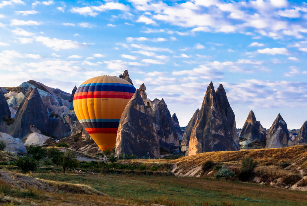 Värikkäitä kuumailmapalloja lentää yli laakson Cappadocia, Anatolia, Turkki. Vulkaaniset vuoret Goremen kansallispuistossa
. - Valokuva, kuva