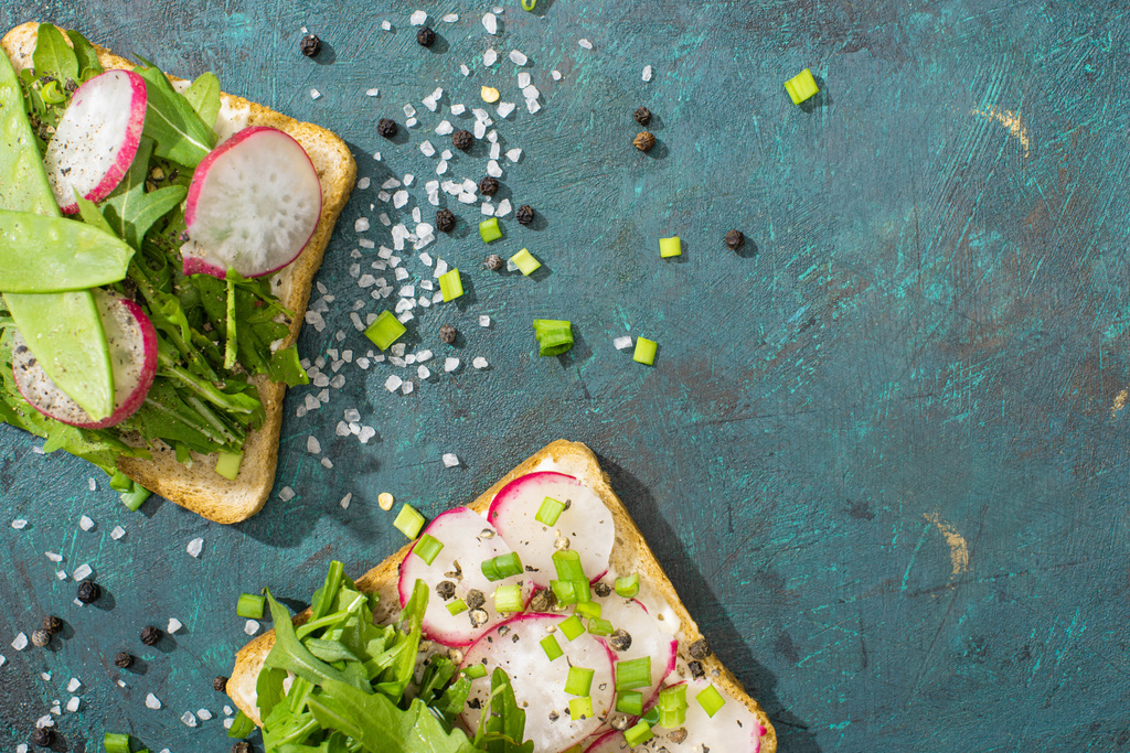 野菜のあるベジタリアンサンドイッチをピーマンと塩でテーブルの上から眺め - 写真・画像