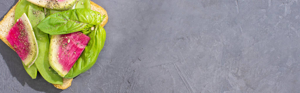 plano panorámico de sándwich con guisantes verdes y rábano sobre mesa de piedra
 - Foto, Imagen