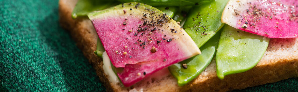大根と緑のエンドウ豆のトーストのパノラマショット - 写真・画像