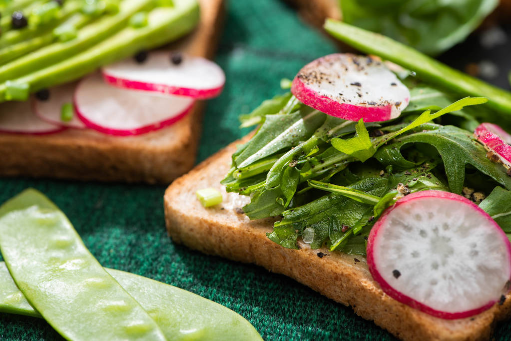 крупним планом свіжі бутерброди з редькою і зеленню на тканині
 - Фото, зображення