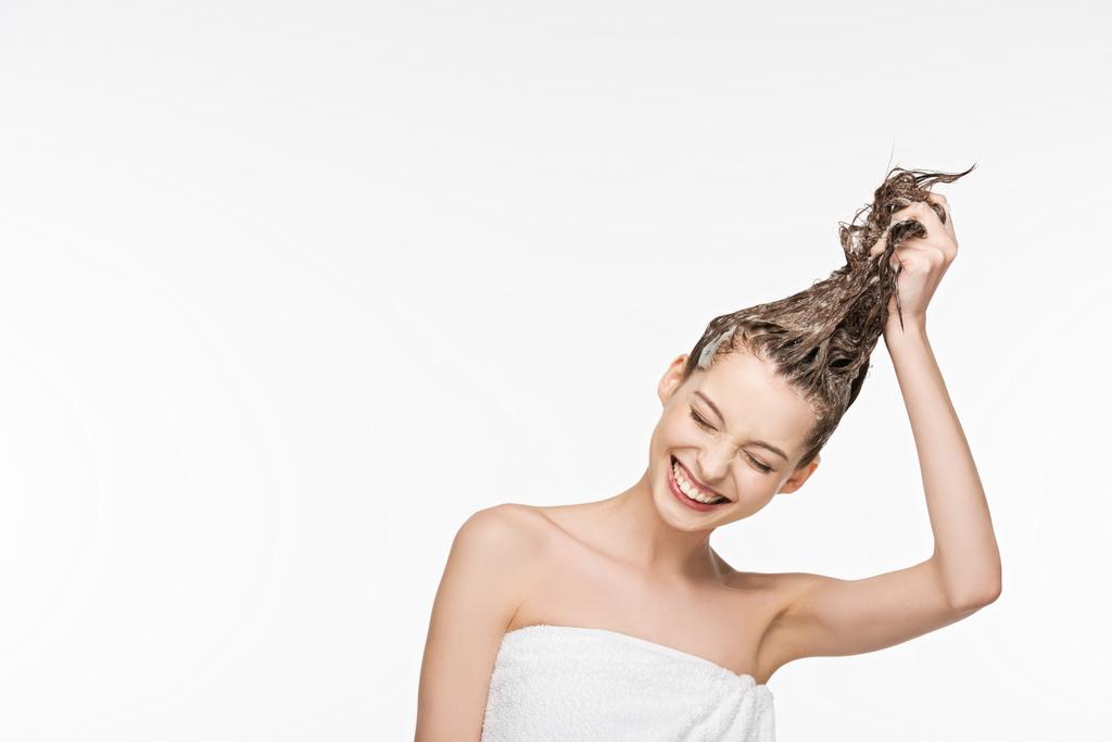 счастливая девушка улыбается с закрытыми глазами во время мытья длинные волосы изолированы на белом
 - Фото, изображение