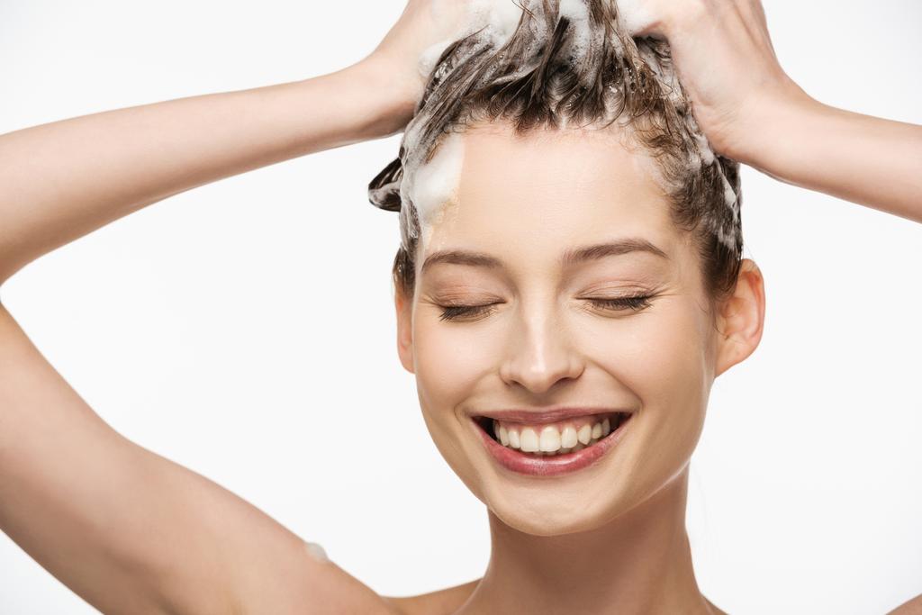szczęśliwa dziewczyna z zamkniętymi oczami mycie włosów odizolowanych na biały - Zdjęcie, obraz