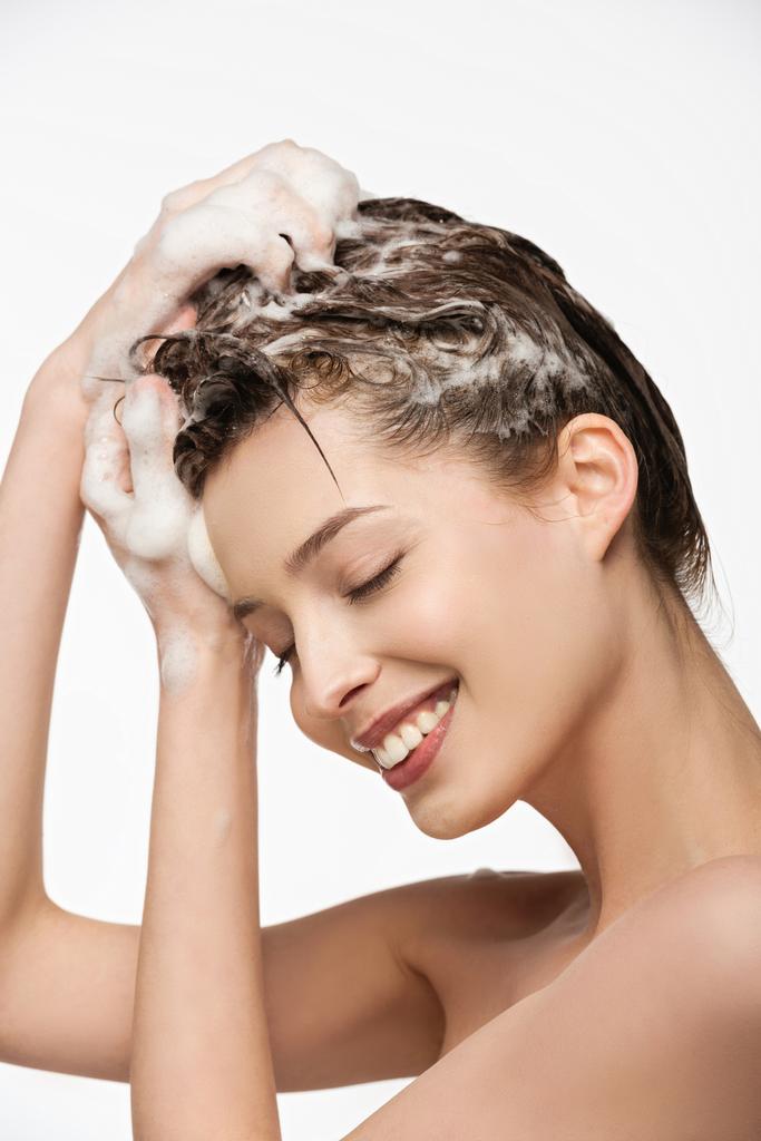 menina sorrindo lavar o cabelo com os olhos fechados isolados no branco
 - Foto, Imagem