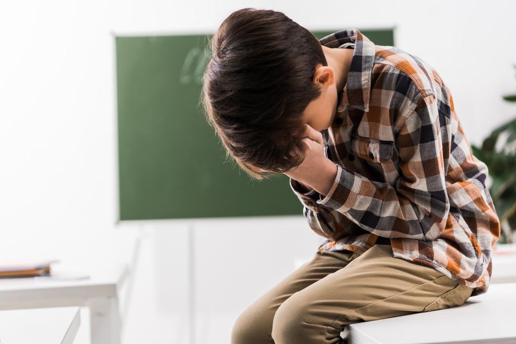знущання школяра покриває обличчя під час плачу в класі
  - Фото, зображення