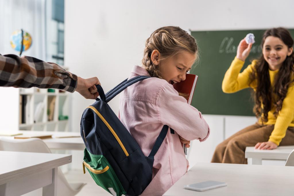 избирательный фокус школьника трогательный рюкзак испуганной и запуганной школьницы с блокнотами рядом с жестоким одноклассником
  - Фото, изображение