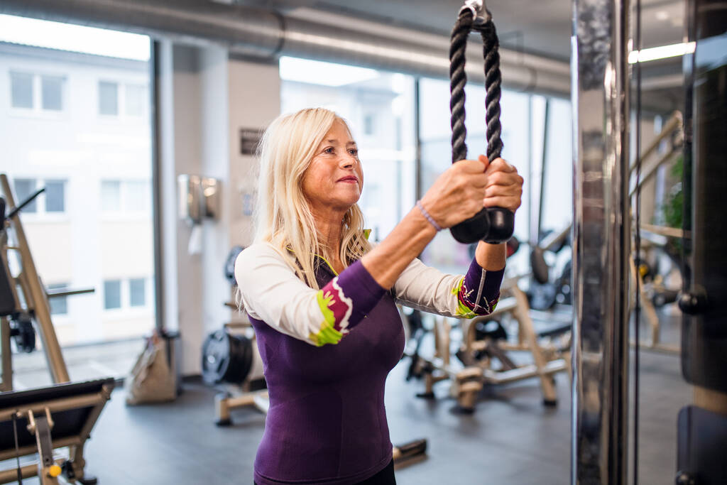 Портрет пожилой женщины в спортзале, делающей упражнения
. - Фото, изображение