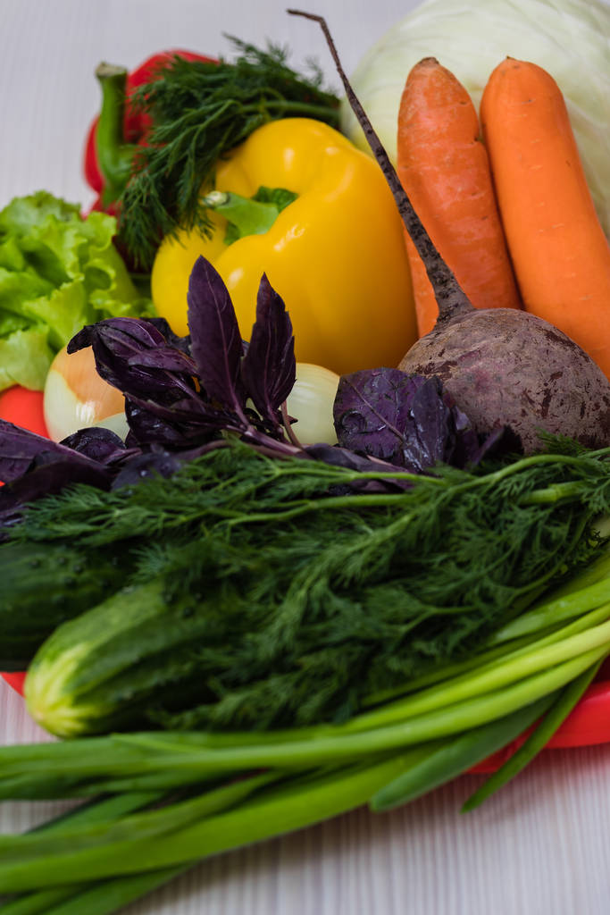 Кошик з овочами, перцем, морквою, буряком, салатом. дієтичне харчування
. - Фото, зображення