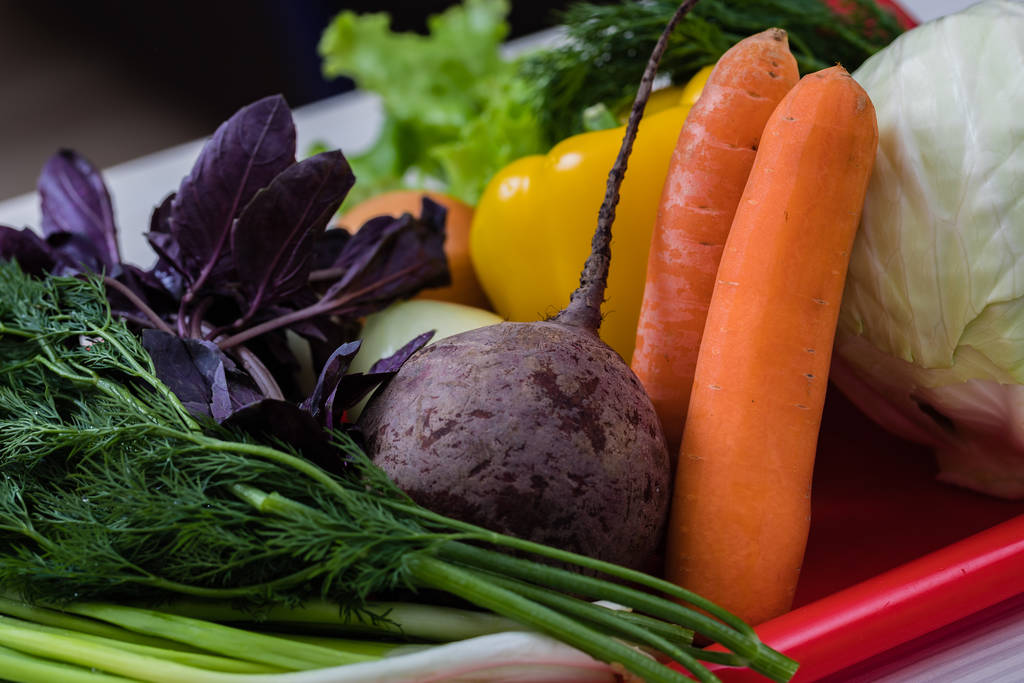 Korb mit Gemüse, Paprika, Karotten, Rüben, Salat. Ernährungsberatung. - Foto, Bild