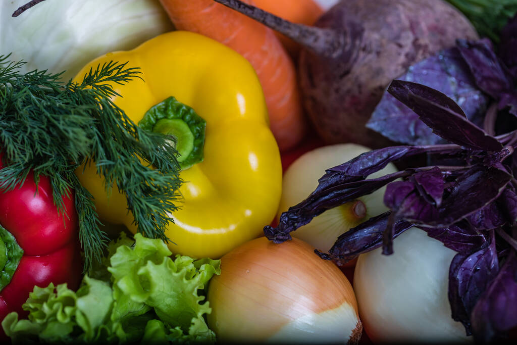 Mand met groenten, paprika 's, wortelen, bieten, sla. Dieetvoeding. - Foto, afbeelding