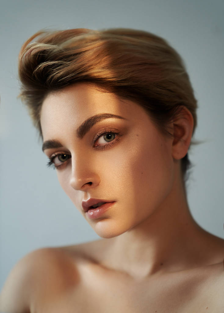 Közelkép portré szexi modell rövid haj kék háttér - Fotó, kép