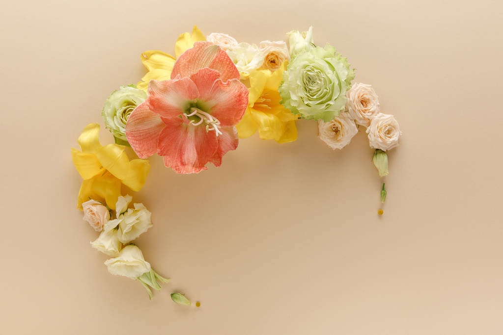 Bej arkaplanda bahar çiçeklerinin üst görünümü - Fotoğraf, Görsel