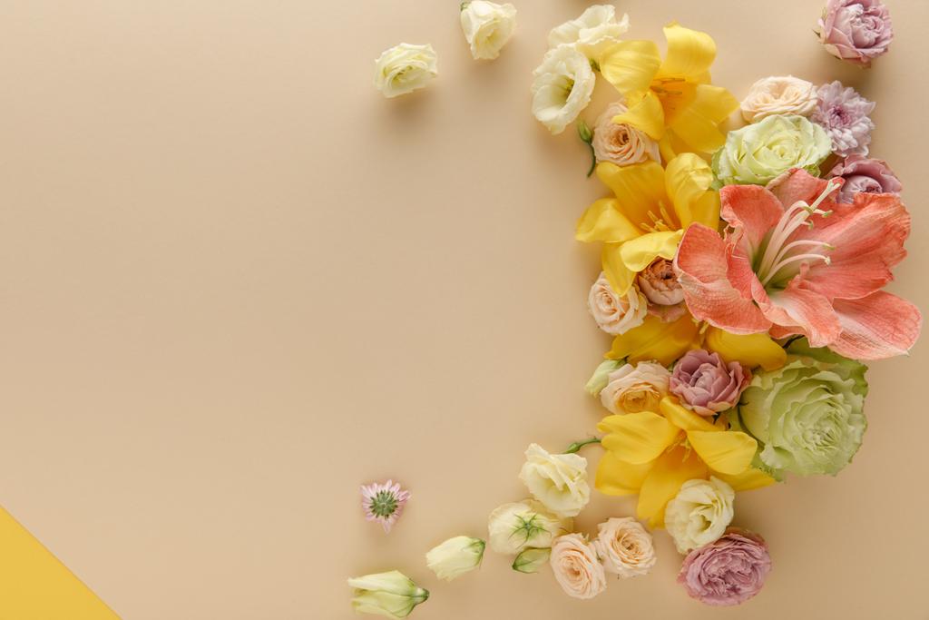 вид весеннего цветочного букета на бежевом и желтом фоне
 - Фото, изображение