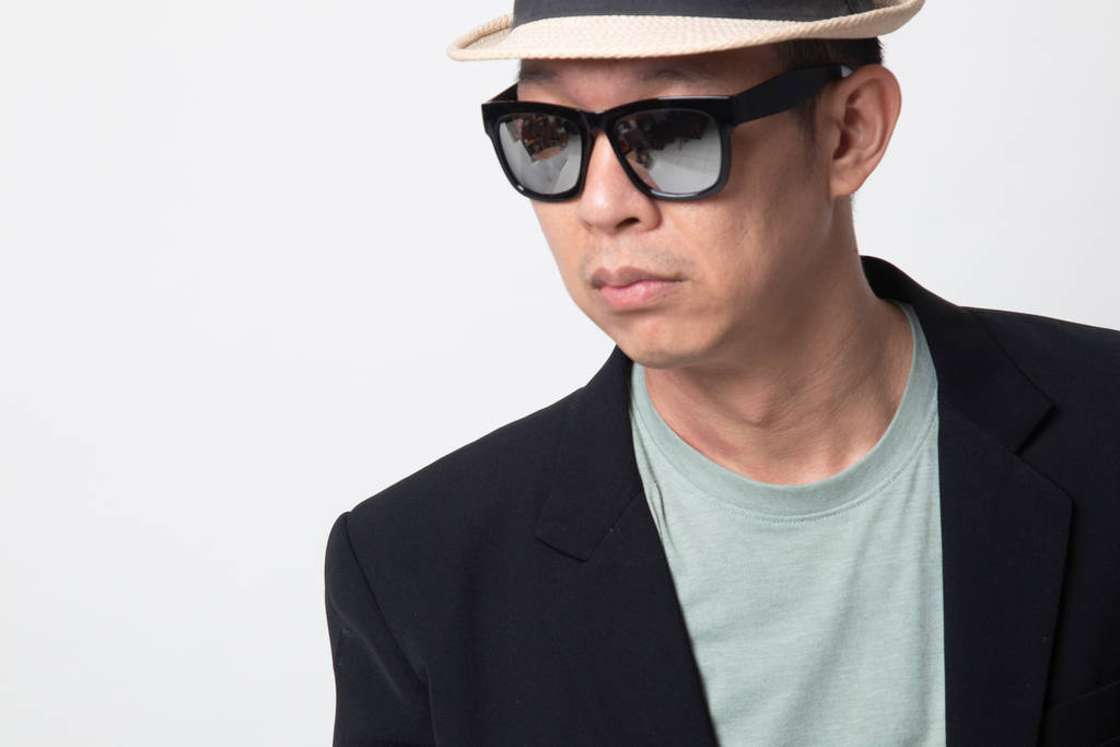 Porträt eines erwachsenen asiatischen Mannes mit Sonnenbrille auf weißem Hintergrund - Foto, Bild