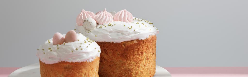 灰色の背景に丸いボード上のおいしいイースターケーキ、パノラマショット - 写真・画像