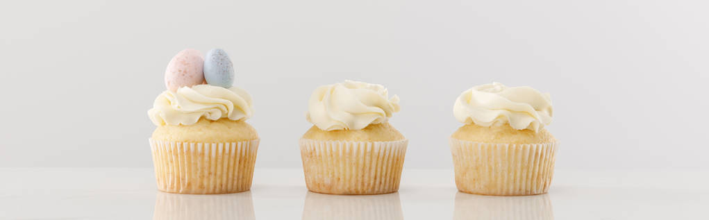 Deliciosos cupcakes aislados en gris, plano panorámico
 - Foto, Imagen