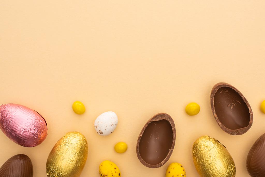 Vista superior de huevos de Pascua de chocolate sobre fondo beige
 - Foto, Imagen