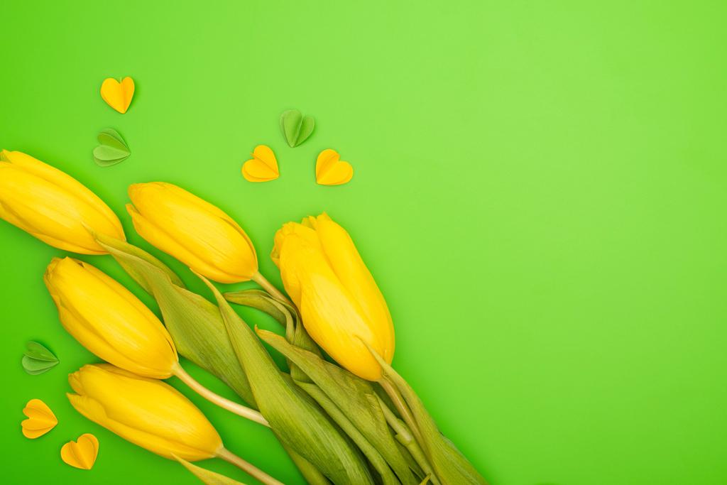 Vista superior de tulipanes y corazones decorativos de colores en verde, concepto de primavera
 - Foto, Imagen