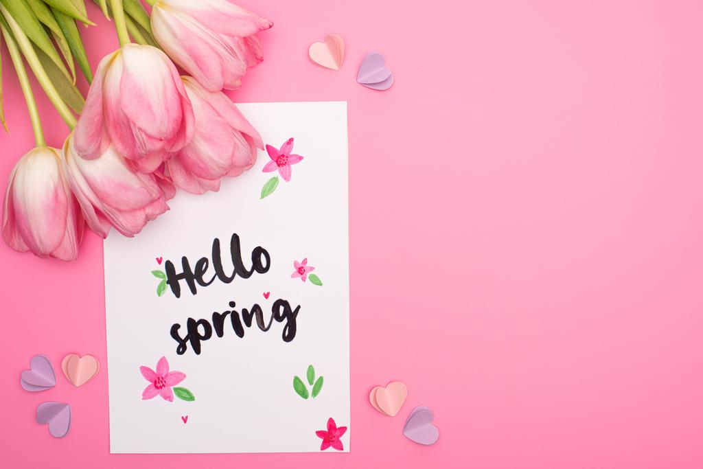 Top näkymä tulppaanit, kortti, jossa hei kevään kirjaimet ja koriste sydämet vaaleanpunainen
 - Valokuva, kuva