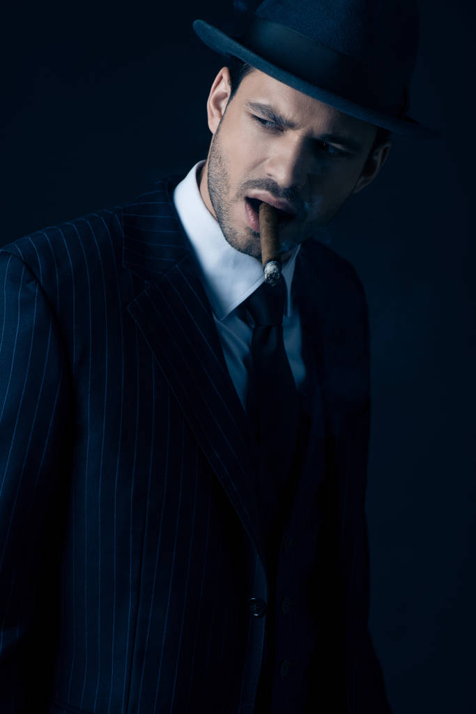Mafioso mit Zigarre im Mund auf dunkelblauem Hintergrund - Foto, Bild